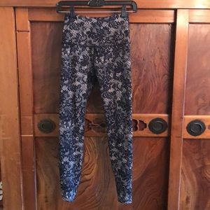 Beyond yoga black/ivory lace pattern legging sz xs